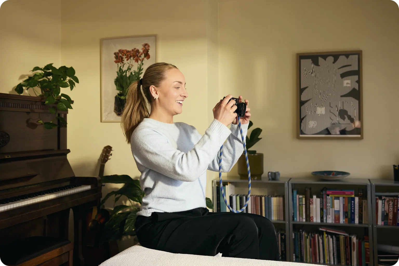 Einstaklingur spjallar við glugga á kaffihúsi á meðan strætó ekur hjá