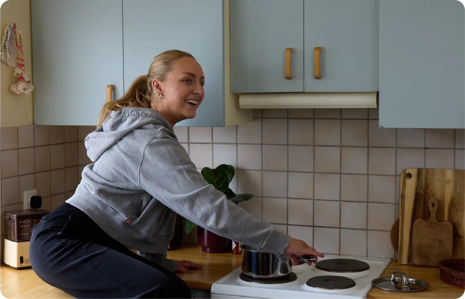 Einstaklingur eldar mat í eldhúsi heima
