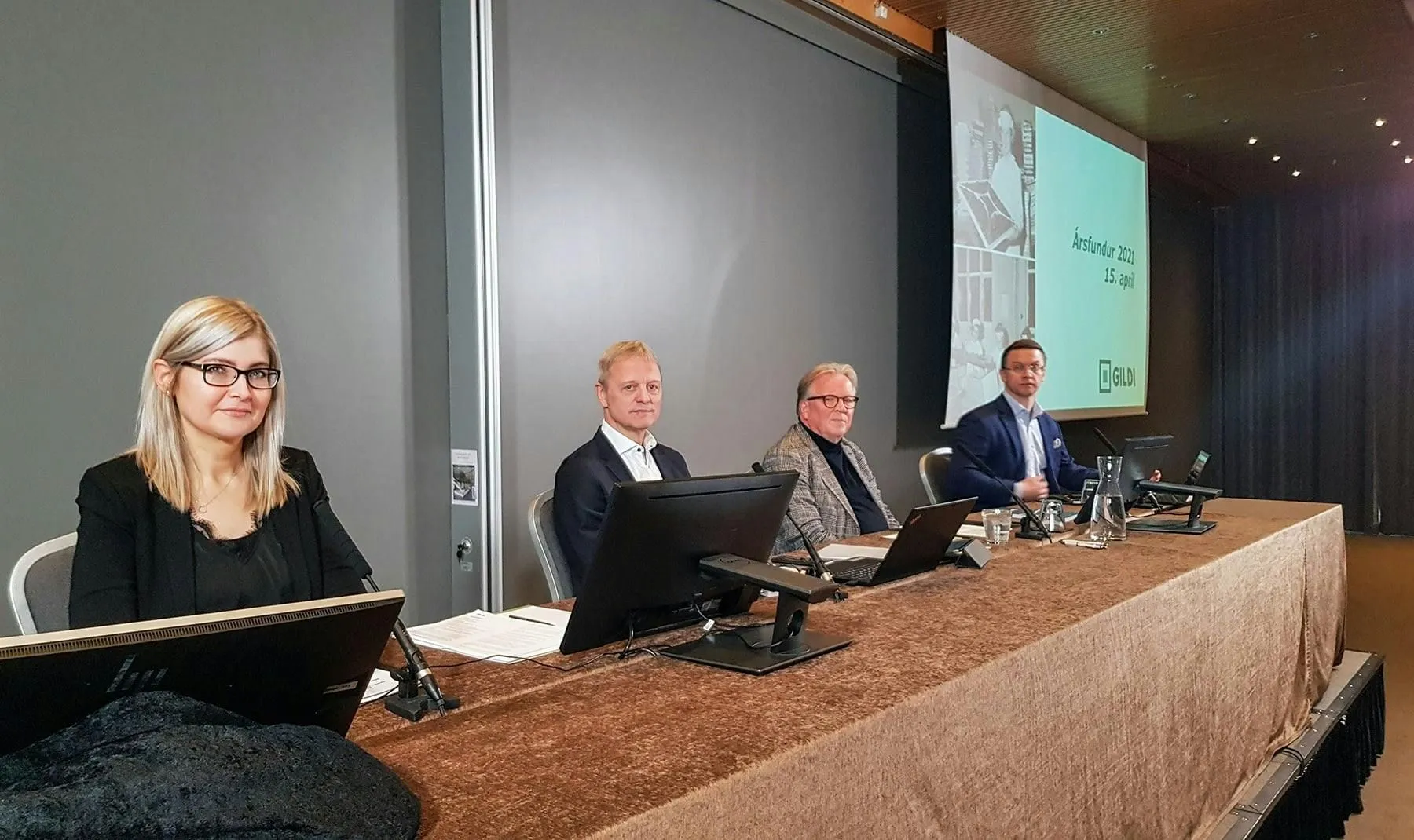 Fjórir einstaklingar við háborð á ársfundi Gildis 2021