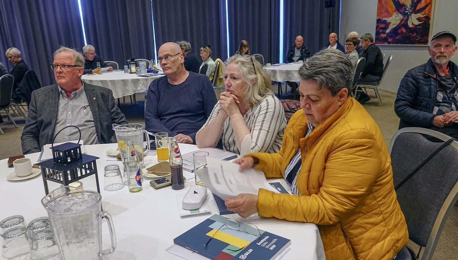 Fundargestir við hringborð á ársfundi Gildis 2020