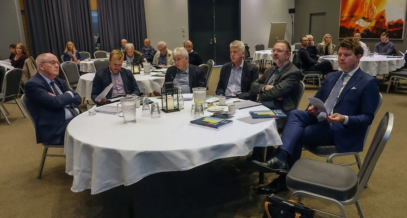Fundargestir við borð á ársfundi Gildis 2020