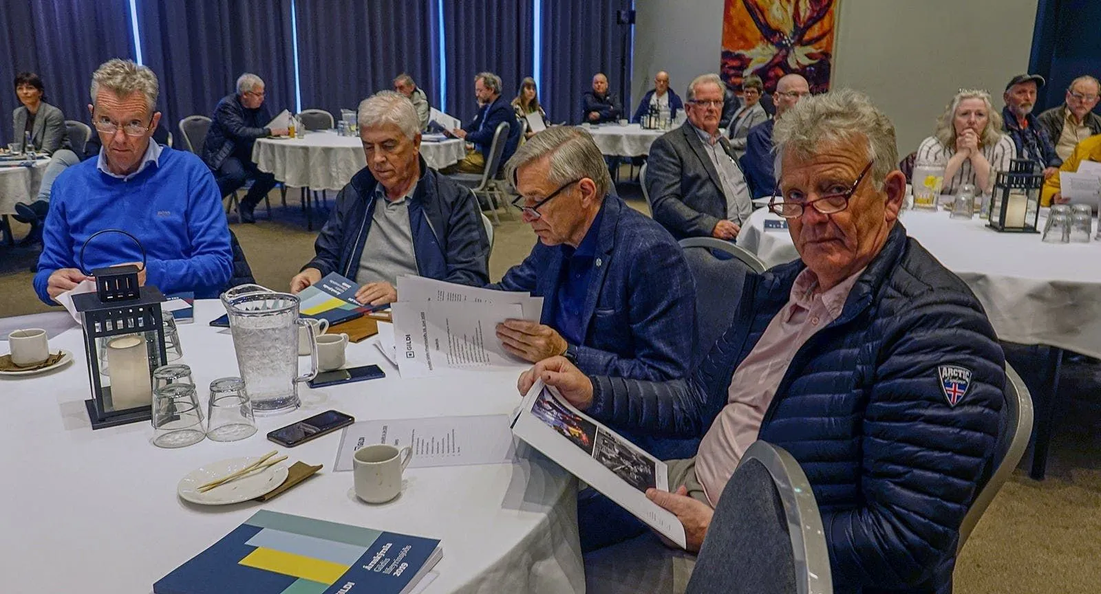Fundargestir lesa ársskýrslu Gildis á ársfundi Gildis 2020
